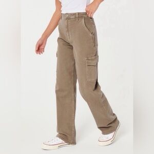 Hollister Ultra High-Rise Twill Cargo Dad Jean in Brown Size 23R